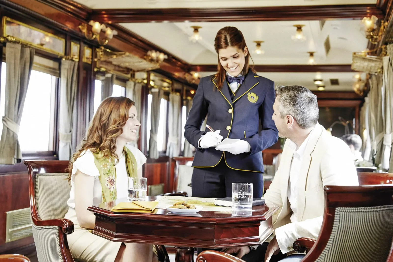 Aufmerksamer Service im Speisewagen