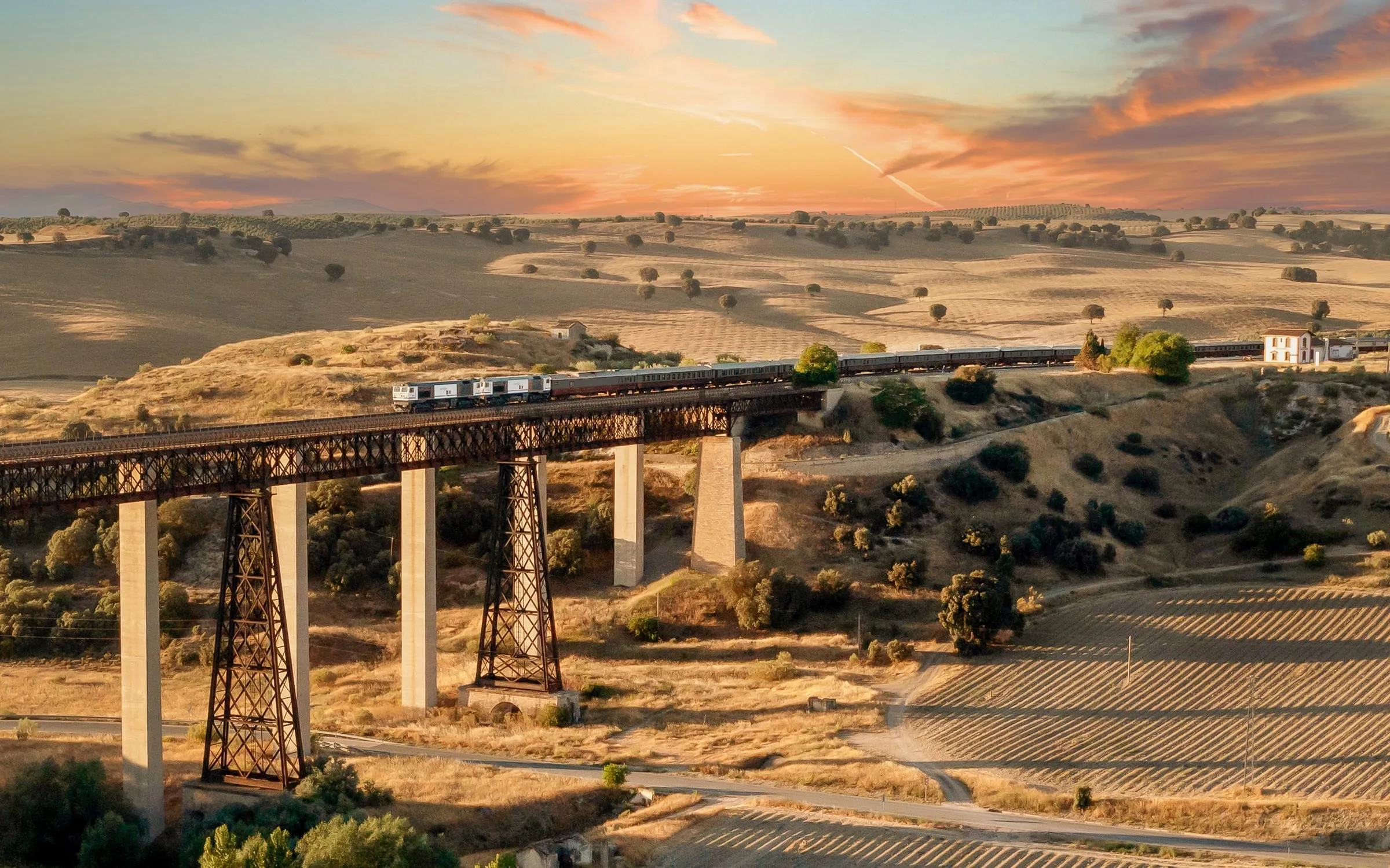 Der Al Ándalus auf einem Viadukt im Abendlicht
