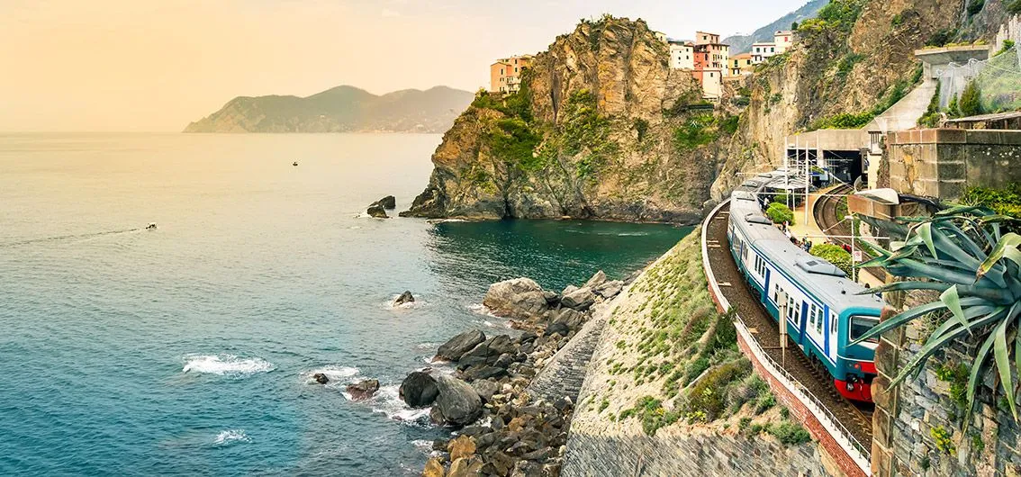Ein Zug an der Küste der Cinque Terre