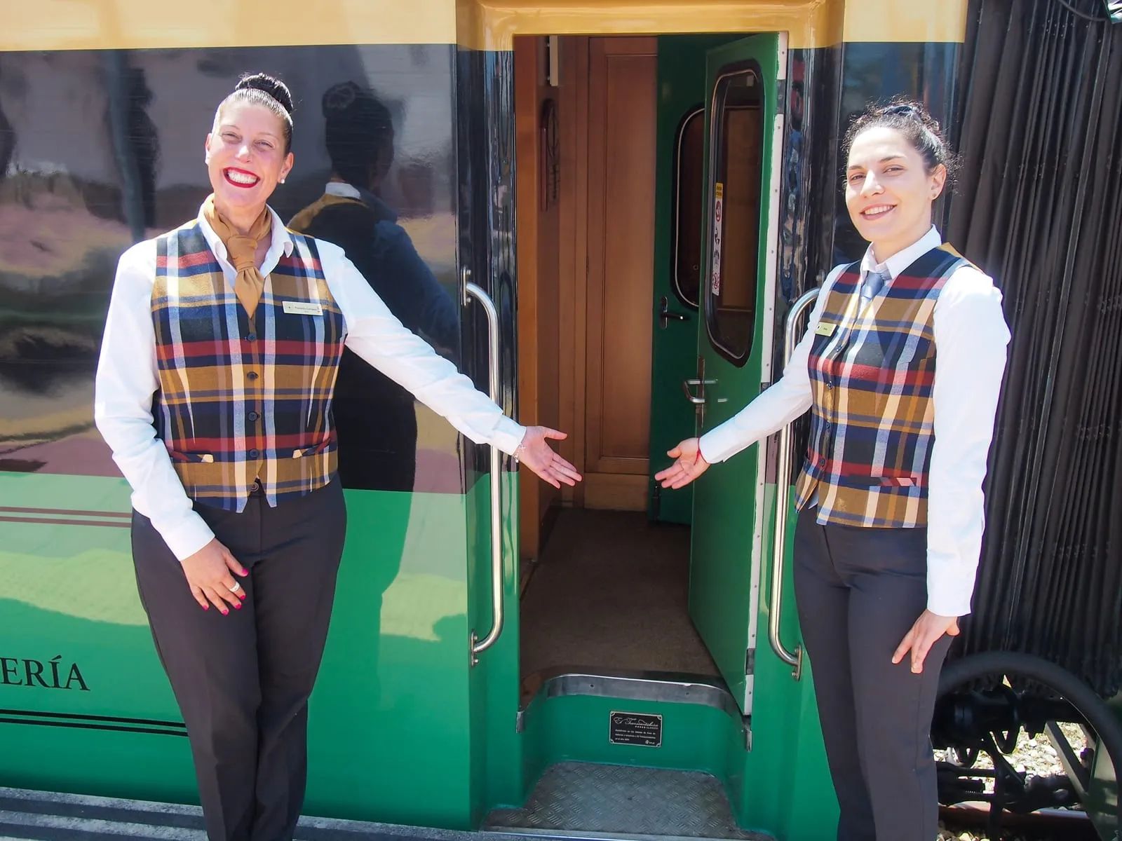 Zugbegleiterinnen begrüßen die Gäste an Bord des Costa Verde Express