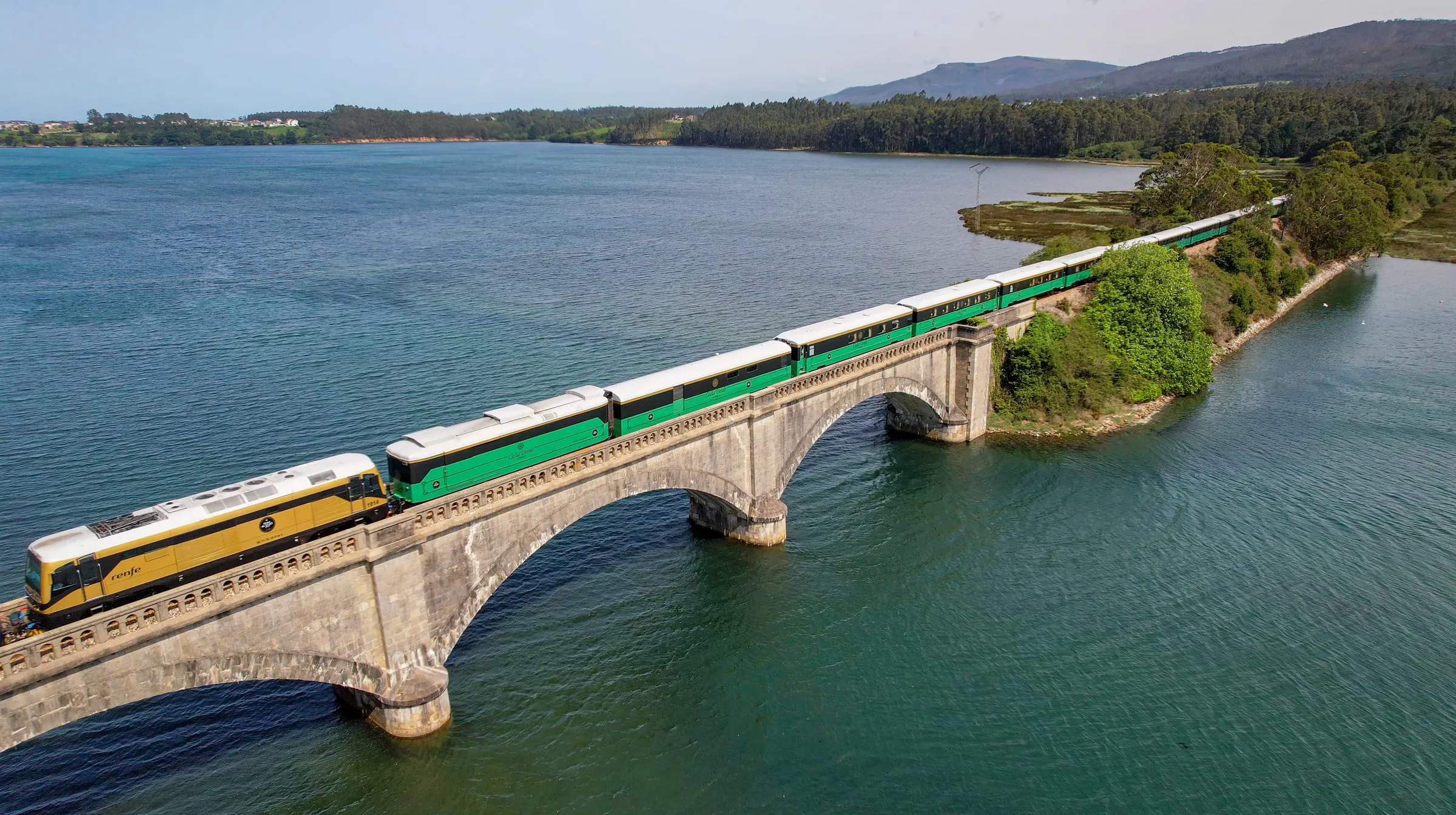 Der Costa Verde Express auf einer Brücke an der grünen Küste Nordspaniens