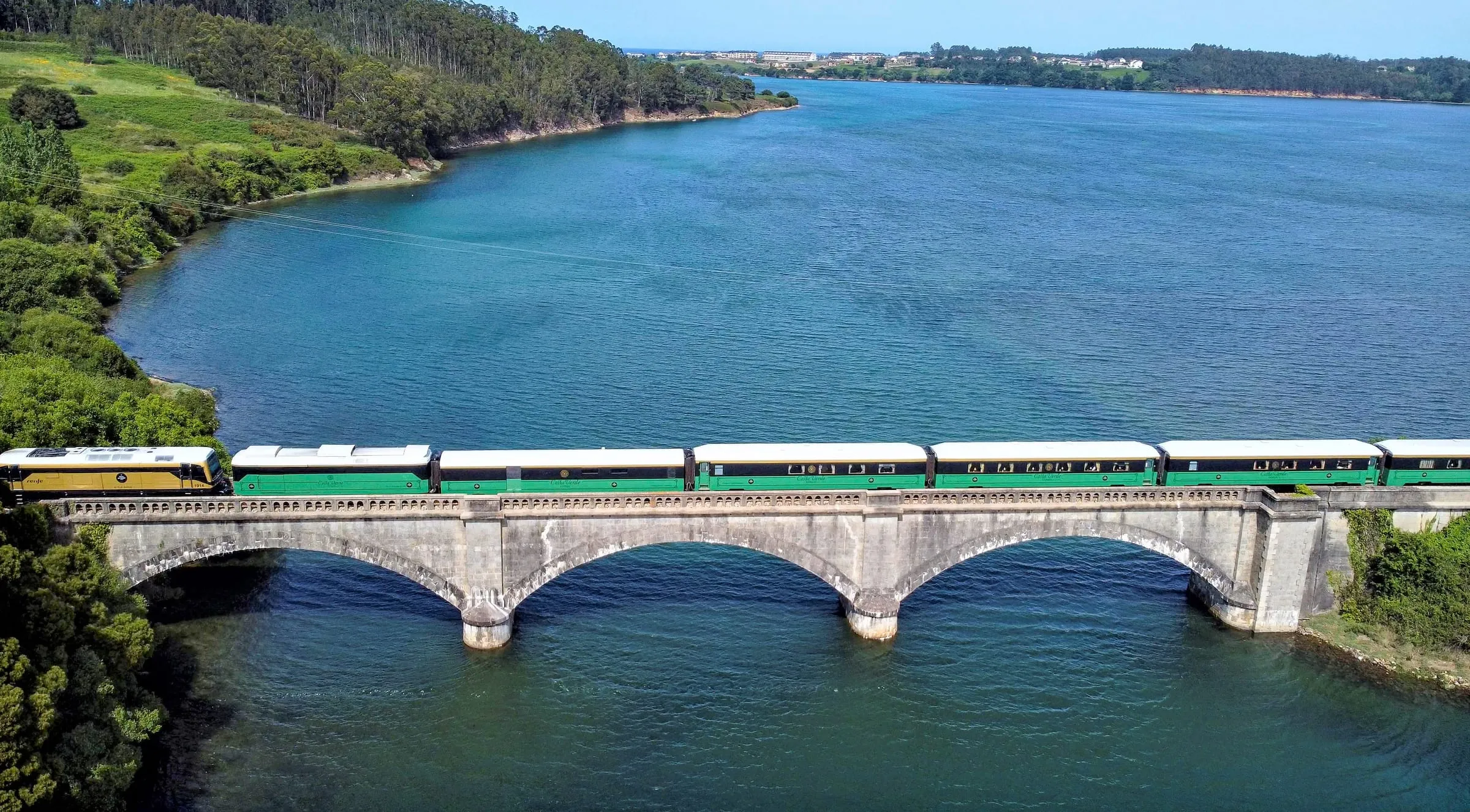 Der Costa Verde Express auf einer Brücke in Nordspanien