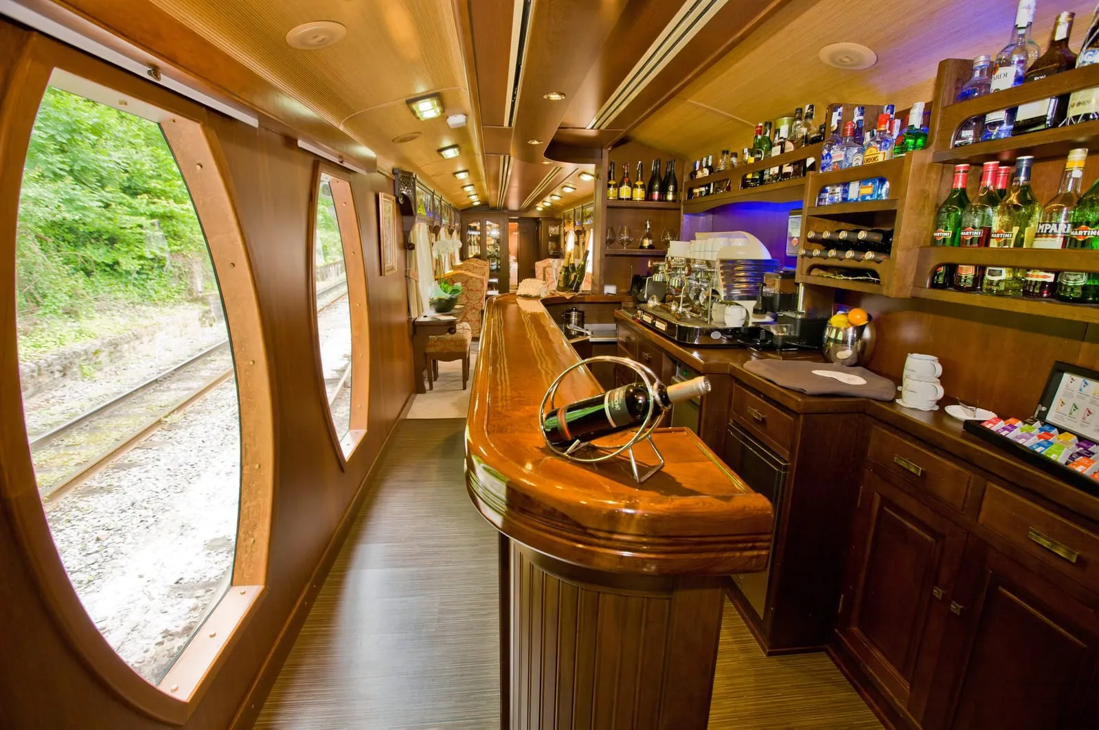 Bar mit rundem Panoramafenster