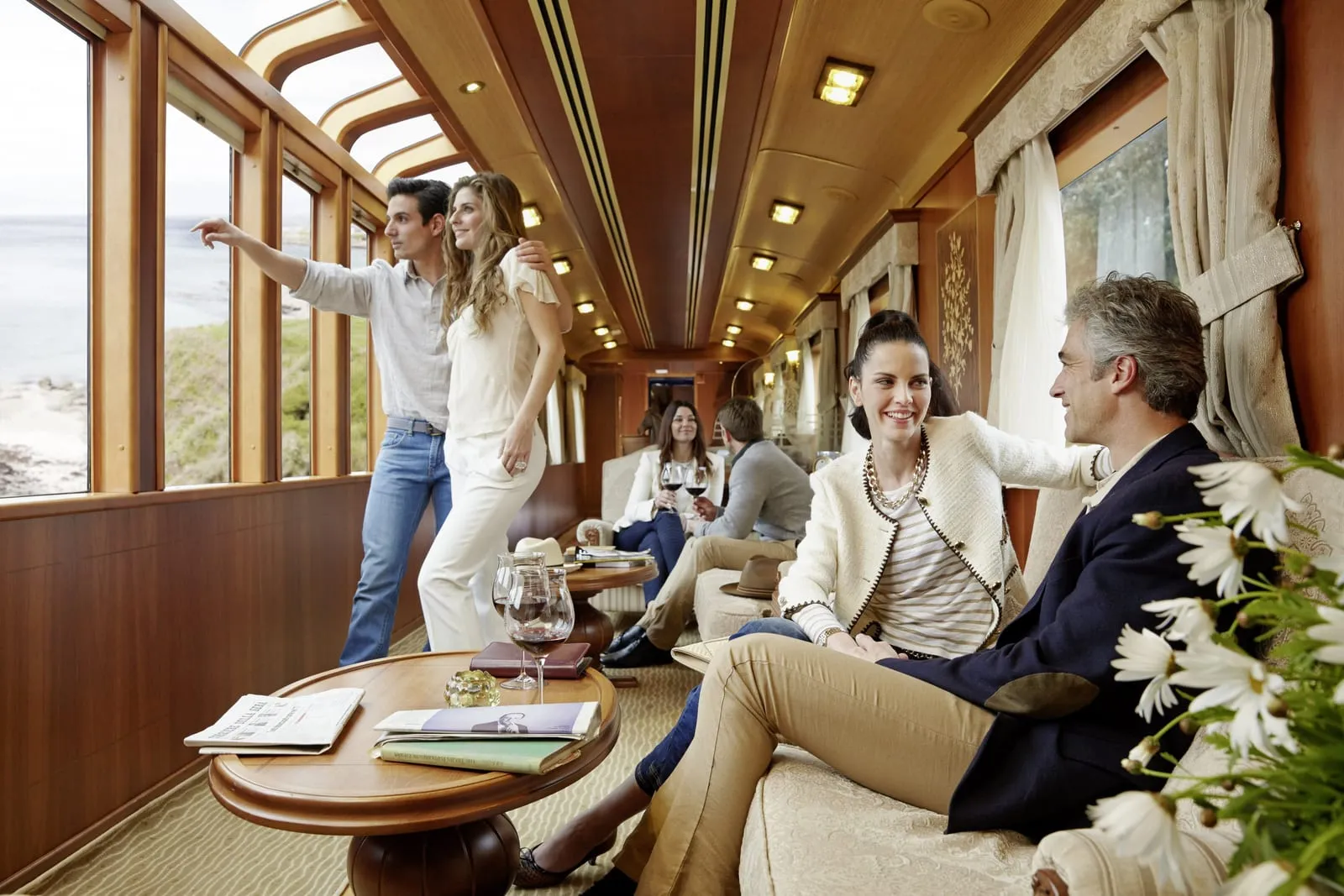 Gäste im Salonwagen des El Transcantábrico