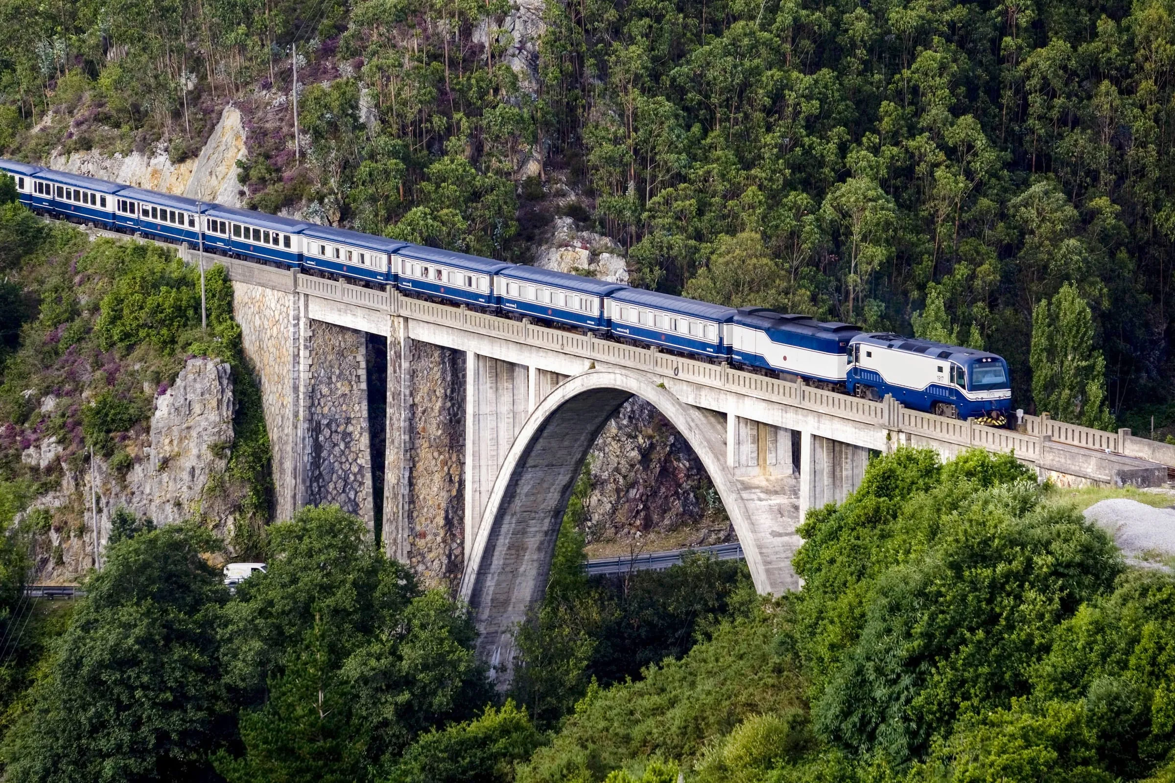 Der El Transcantábrico auf einer Bogenbrücke in Nordspanien